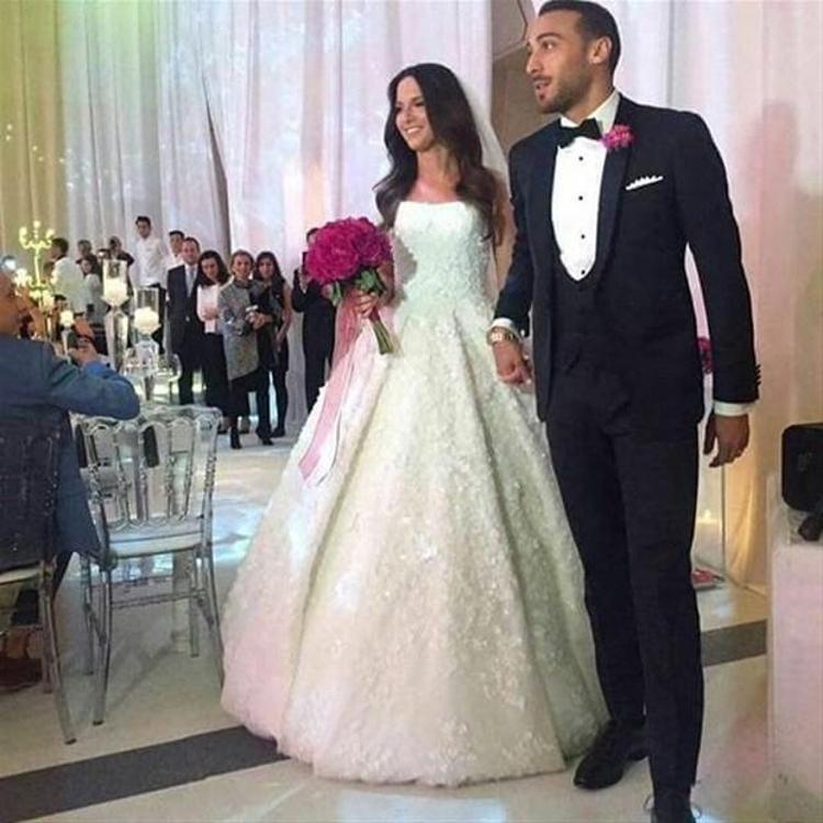 Cenk Tosun, Zorlu Ruffless Hotel’de düzenlenen törende Ece Akgündüz ile evlendi.