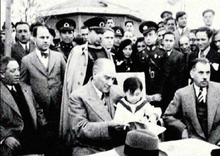 Atatürk’ün çok sevdiği Florya Deniz Köşkü’ndeki hatıralarından Pera Palas’taki odasına, Şişli’deki Pembe Ev’den Dolmabahçe’deki Saray günlerine işte Ulu Önder’in İstanbul’u...