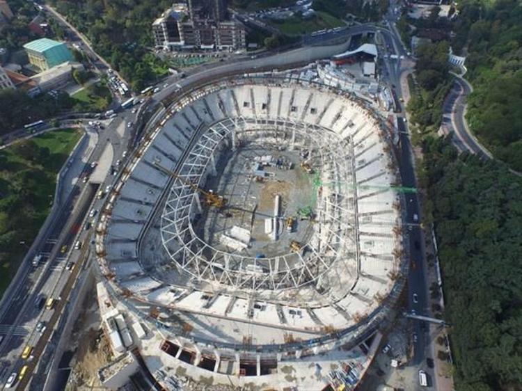 Vodafone Arena Stadyumu kullanılan teknolojiyle dünyadaki stadlar içinde öne çıkıyor. Toplam 26 bin metrekarelik bir alanı kaplayacak olan stad çatısı bütün tribünleri kapatacak. Çatı kaplamasında kullanılacak özel bir madde, güneş ışınlarının yaklaşık yüzde 25’lik bölümünü geçirirken stadın içinde seyircilere ve çimlere zarar vermeden yeterli aydınlık olmasını sağlayacak.