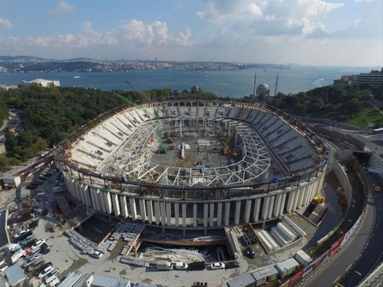 Büyük bir titizlikle yapılan çatı kaldırma işleminde önce stadyumun çevresinde yapılan 84 adet çelik kolona bağlanan halatlara yük bindirilerek kontroller başladı. Çatı önce 20 santimetre havaya kaldırılacak. Bu aşamadan sonra daha önceden takılan toplam 36 bin civata tekrar sıkılma işlemi gerçekleştirilecek. Hidrolik kaldıraçların kullanıldığı çalışmanın her aşamasının kameralar tarafından saniye saniye izlendiği belirtildi. Herhangi bir aksaklık durumunda mühendislerin müdahale için hazır beklediği öğrenildi. Çalışmaların, hava şartlarının da uygun olması durumunda bir hafta içinde tamamlanması bekleniyor.