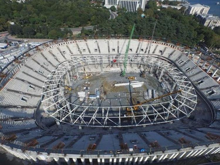 Beşiktaş’ın Dolmabahçe’de yapımına devam edilen stadı Vodafone Arena’nın tamamlanan çatı çelik iskeletinin yerine kaldırılması için düğmeye basıldı. Halatlara yük bindirilerek başlanan çatı kaldırma işleminde hidrolik pompalar kullanılıyor. Türk bayrağı asılan çatı iskeleti ilk aşamada 20 santimetre kaldırılarak daha önceden takılan 36 bin civata tekrar sıkılacak. Çalışmaların hava şartlarının da uygun olması durumunda 1 hafta içinde sonuçlanması bekleniyor.