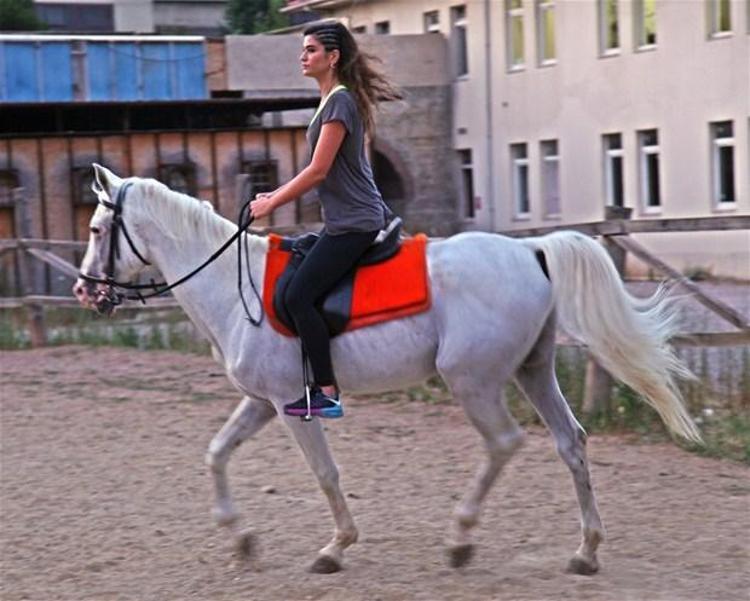 Berrak Tüzünataç - Özge Özpirinçci