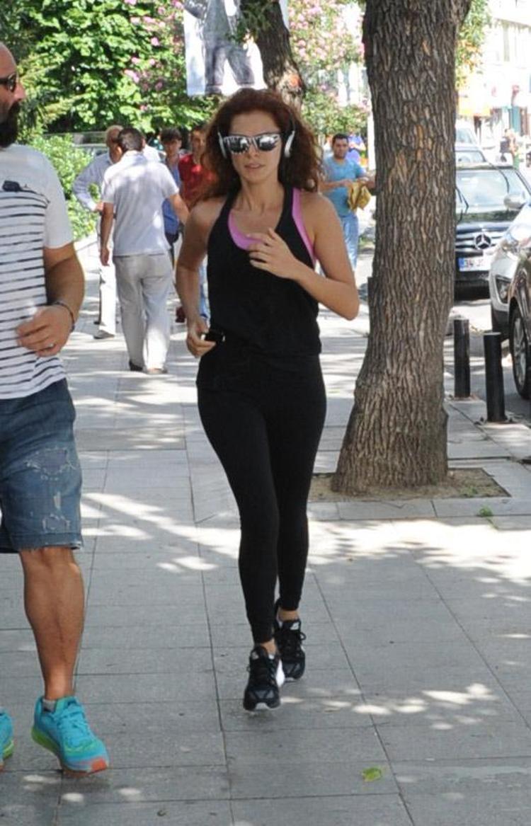 Berrak Tüzünataç - Özge Özpirinçci