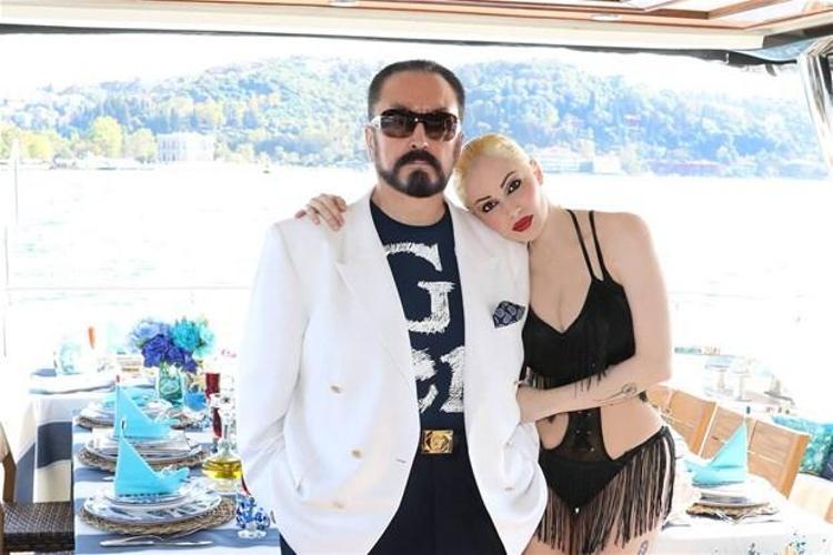 Adnan Oktarın kediciği Beril Koncagül
