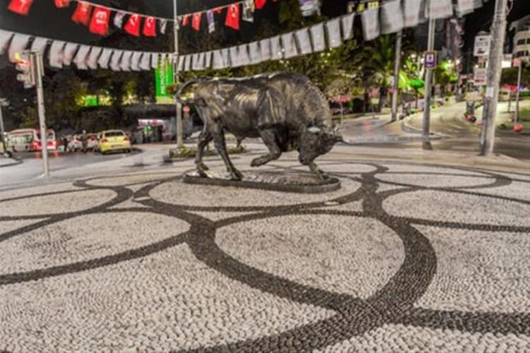 Kadıköydeki boğa heykeli 150 yaşında