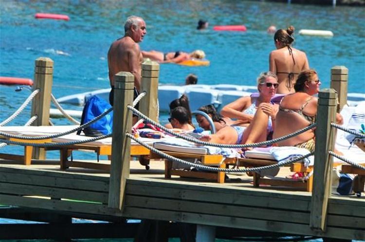 Rafet El Roman kızları topladı