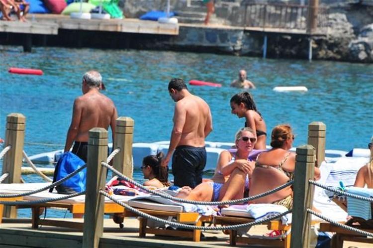 Rafet El Roman kızları topladı