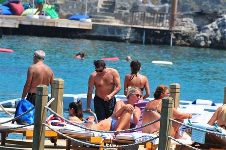 Rafet El Roman kızları topladı