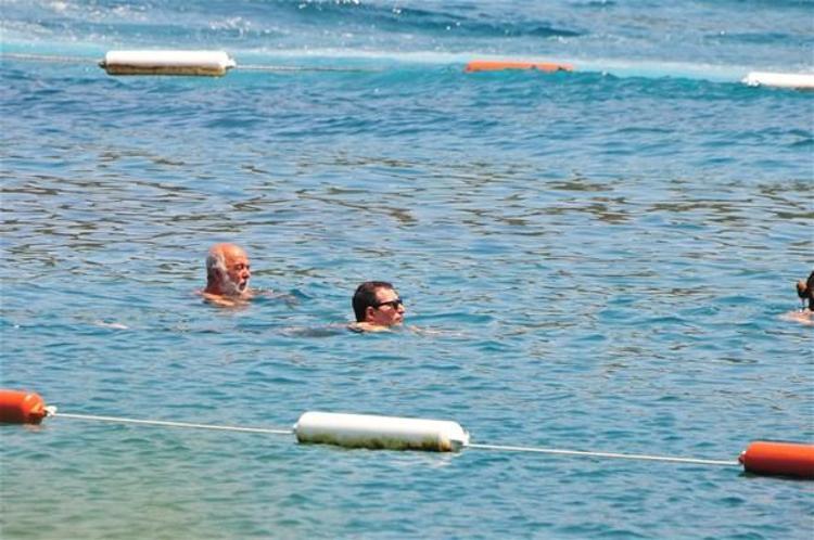 Rafet El Roman kızları topladı
