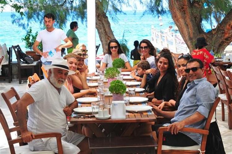 Rafet El Roman kızları topladı
