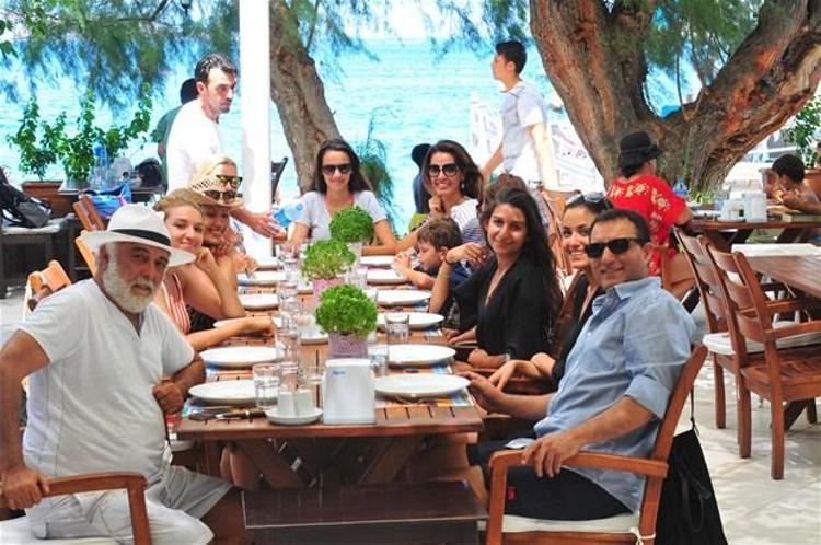 Rafet El Roman kızları topladı