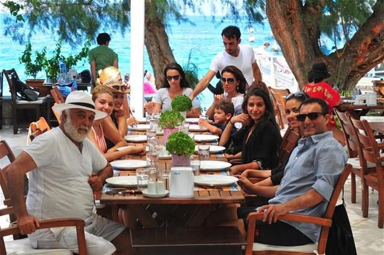 Rafet El Roman kızları topladı