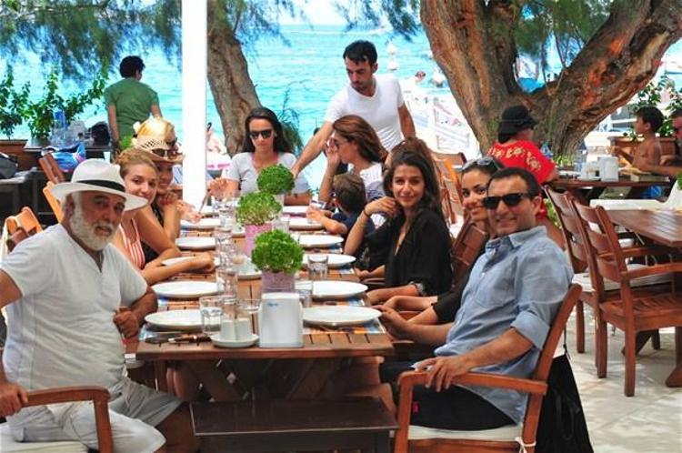 Rafet El Roman kızları topladı