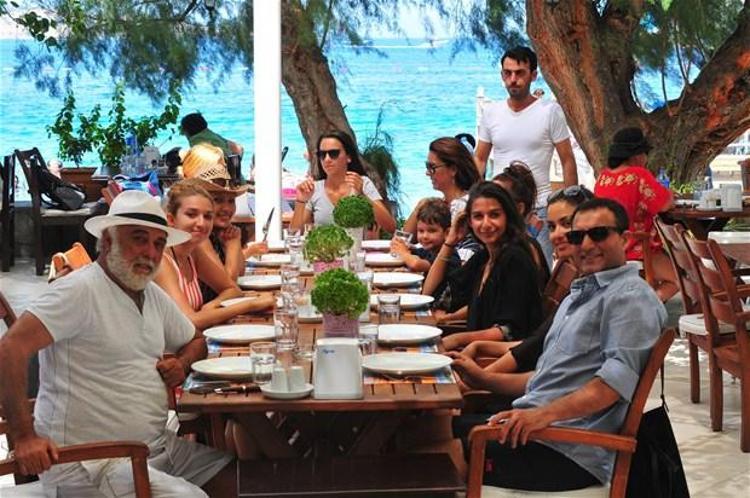 Rafet El Roman kızları topladı