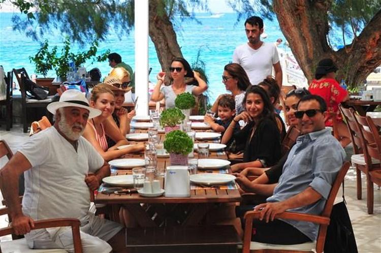 Rafet El Roman kızları topladı