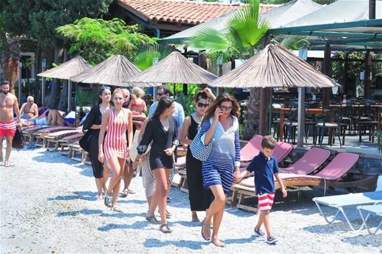 Rafet El Roman kızları topladı