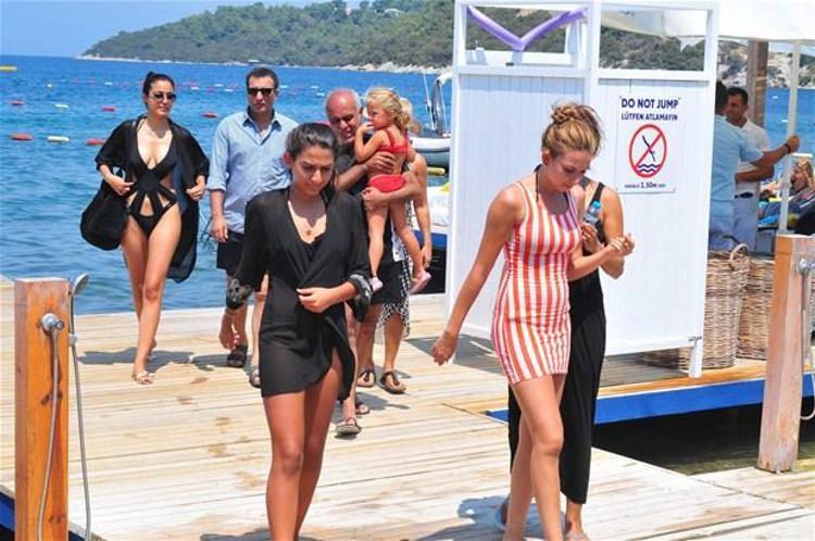 Rafet El Roman kızları topladı