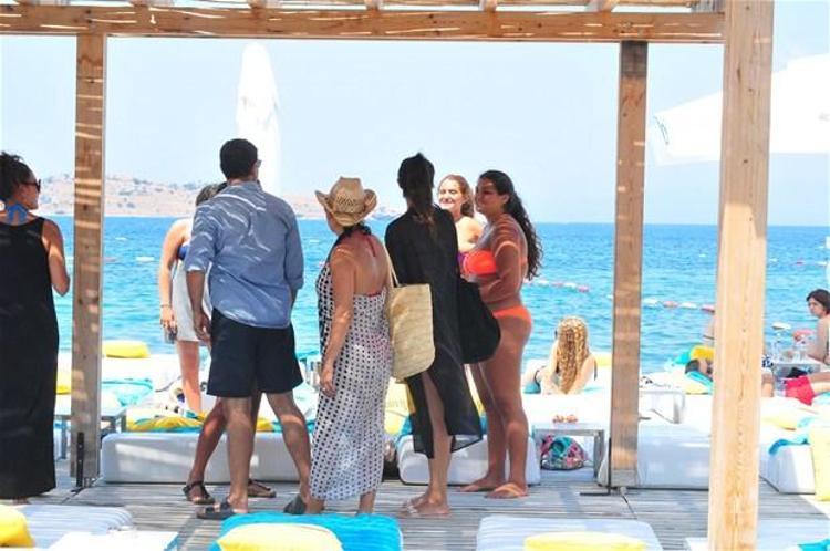 Rafet El Roman kızları topladı