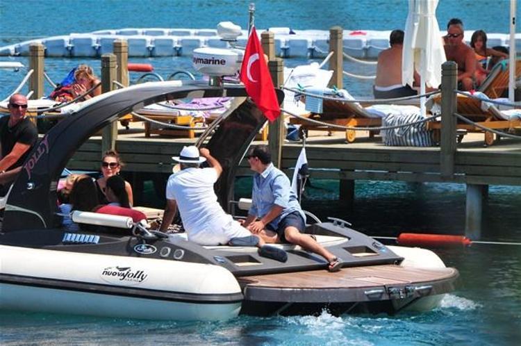 Rafet El Roman kızları topladı