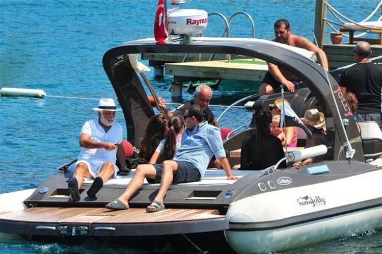 Rafet El Roman kızları topladı