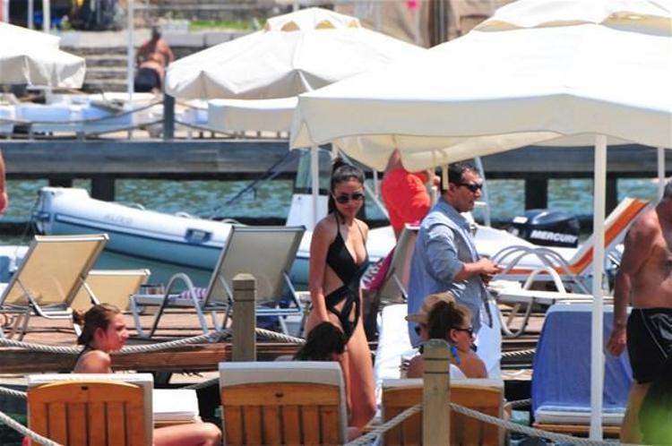 Rafet El Roman kızları topladı