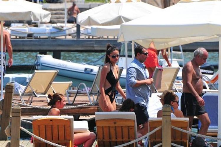 Rafet El Roman kızları topladı