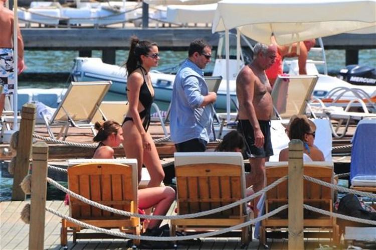 Rafet El Roman kızları topladı