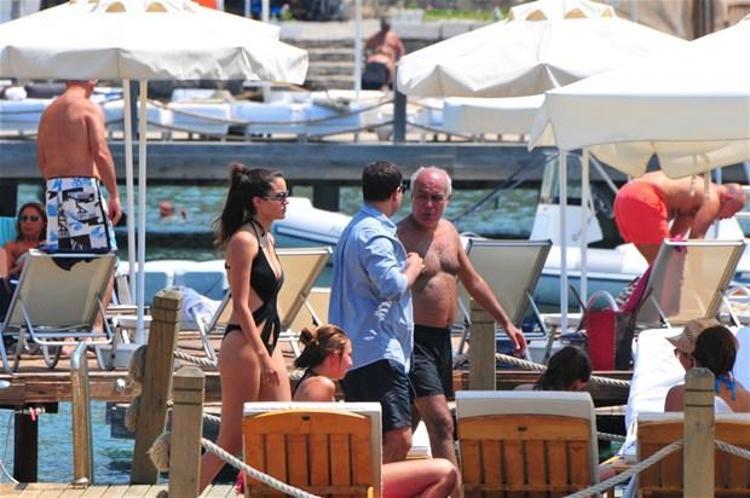 Rafet El Roman kızları topladı
