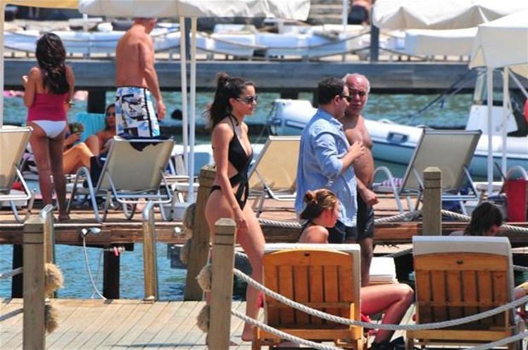 Rafet El Roman kızları topladı