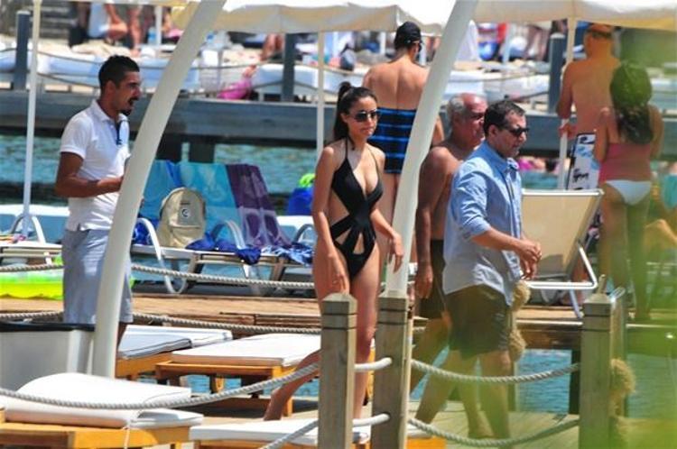 Rafet El Roman kızları topladı