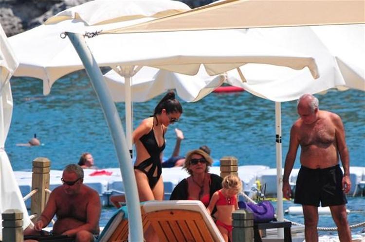 Rafet El Roman kızları topladı