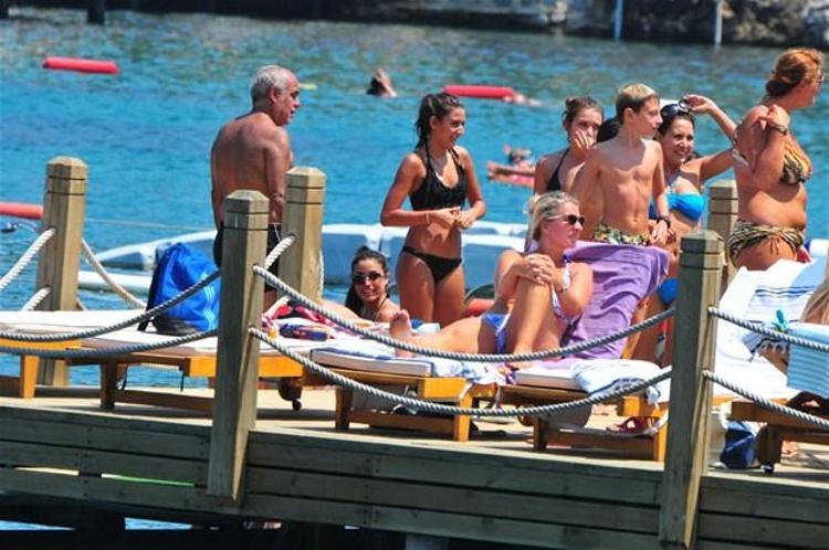 Rafet El Roman kızları topladı
