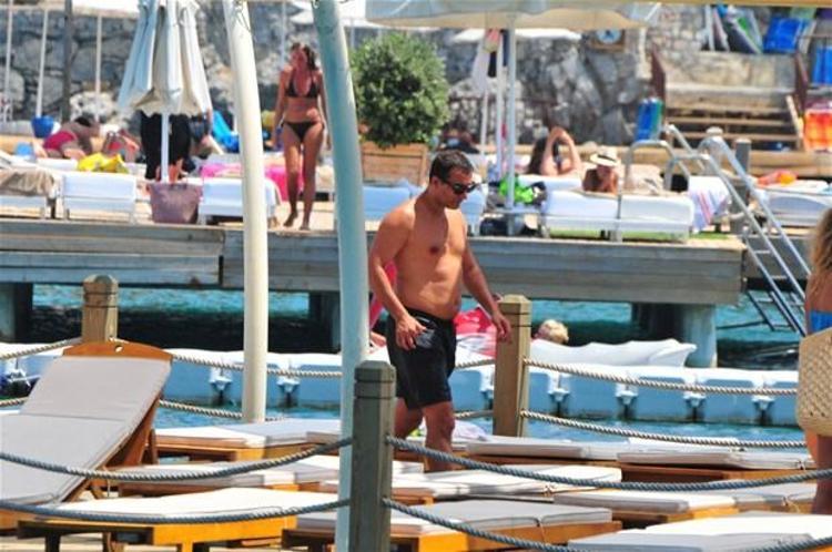 Rafet El Roman kızları topladı