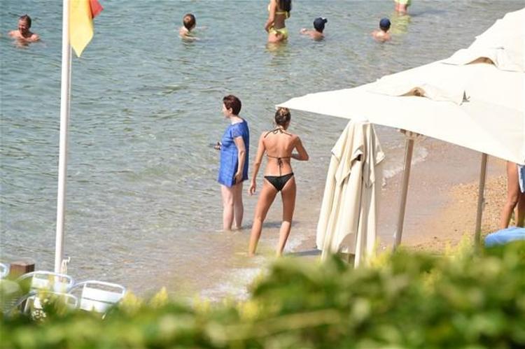Rafet El Roman kızları topladı