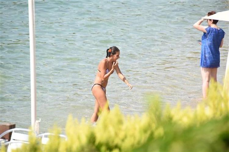 Rafet El Roman kızları topladı