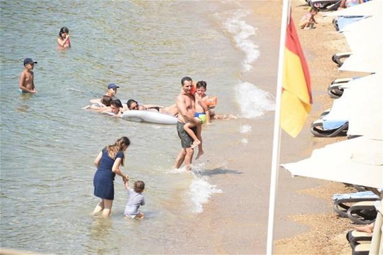 Rafet El Roman kızları topladı