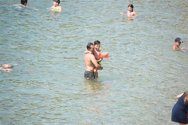 Rafet El Roman kızları topladı