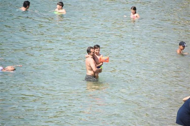 Rafet El Roman kızları topladı