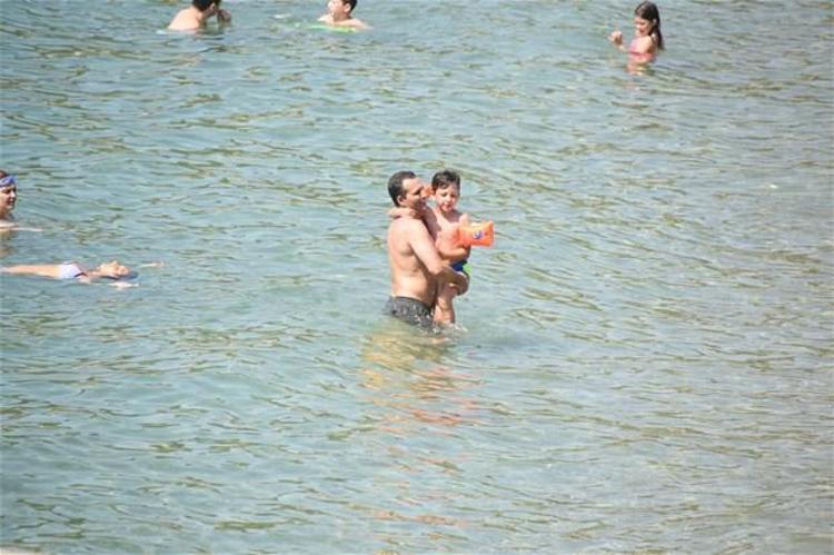 Rafet El Roman kızları topladı