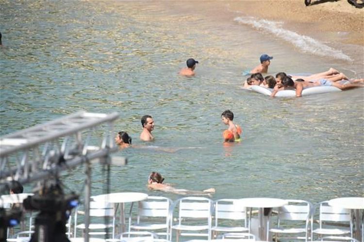 Rafet El Roman kızları topladı