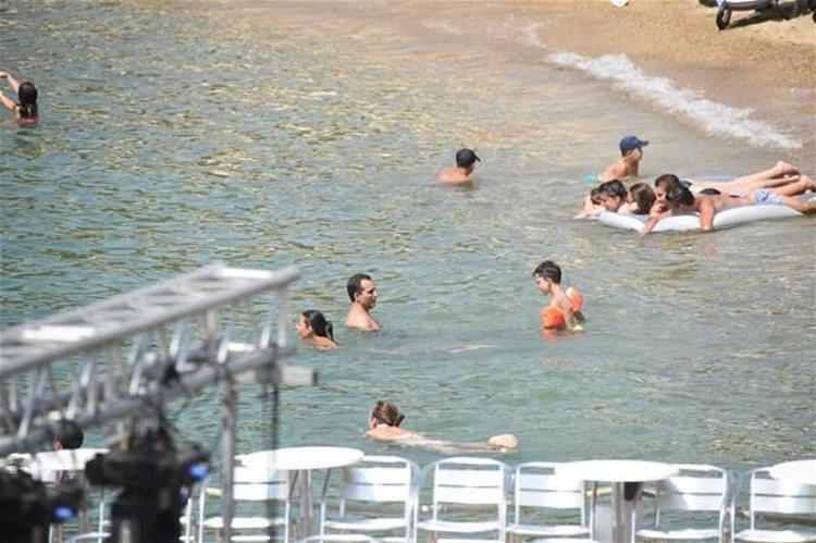 Rafet El Roman kızları topladı