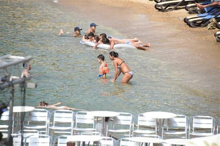 Rafet El Roman kızları topladı