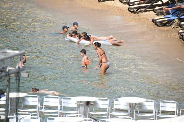 Rafet El Roman kızları topladı