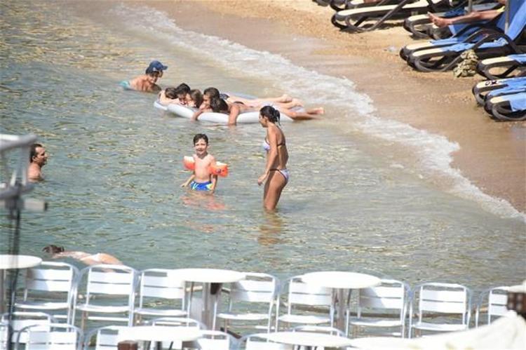 Rafet El Roman kızları topladı