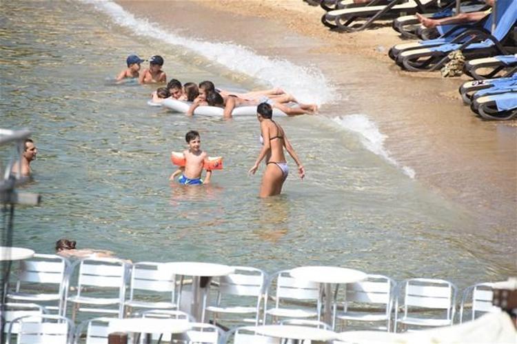Rafet El Roman kızları topladı