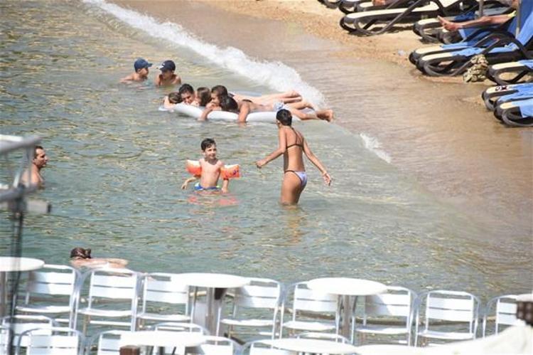 Rafet El Roman kızları topladı