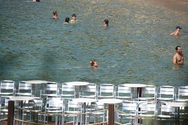 Rafet El Roman kızları topladı