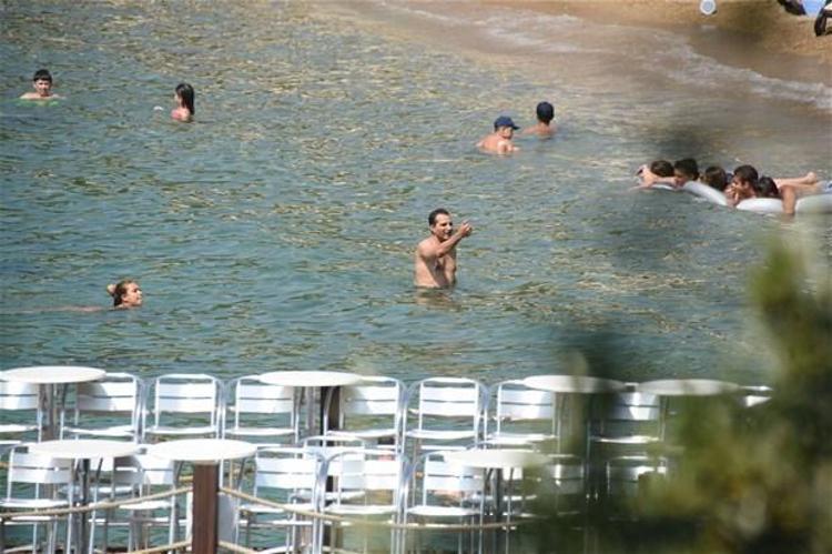Rafet El Roman kızları topladı