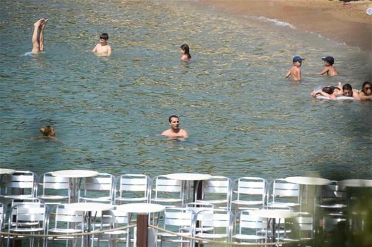 Rafet El Roman kızları topladı