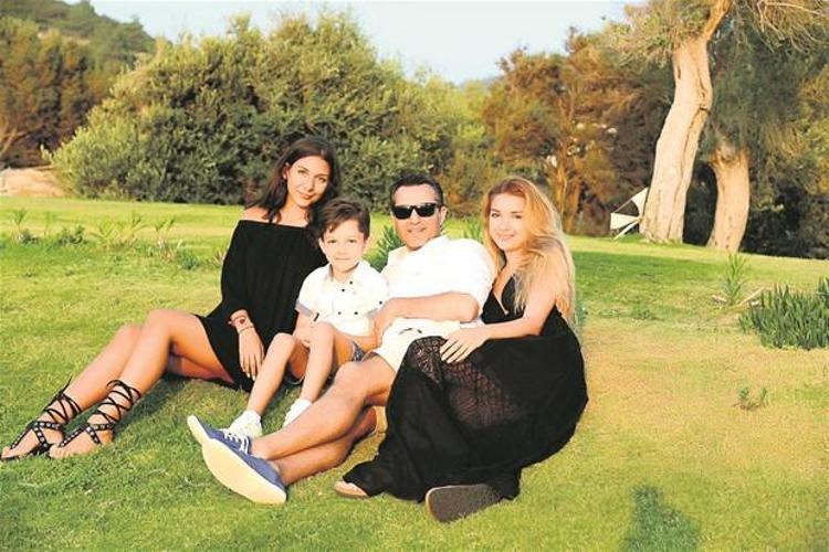 Rafet El Roman kızları topladı
